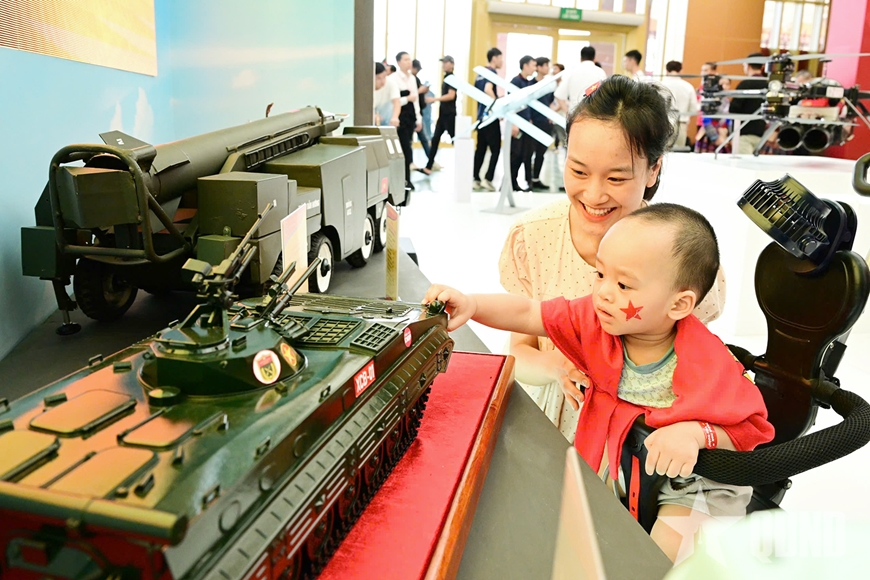 Đông đảo nhân dân tham quan Triển lãm thành tựu đất nước